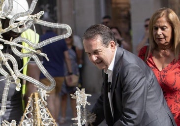 Abel Caballero comienza a instalar las luces de Navidad en pleno verano