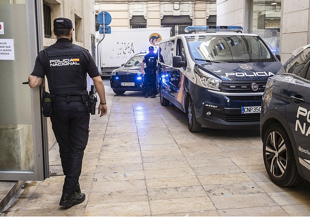 Imagen de archivo de unos agentes de la Policía Nacional