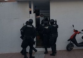 La 'peña de amigos' de Morata que ocultaba un botín de gas de la risa,  cocaína y hachís