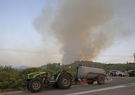 Un incendio forestal declarado en Benasau obliga a evacuar el pueblo alicantino de Penáguila y a movilizar a la UME