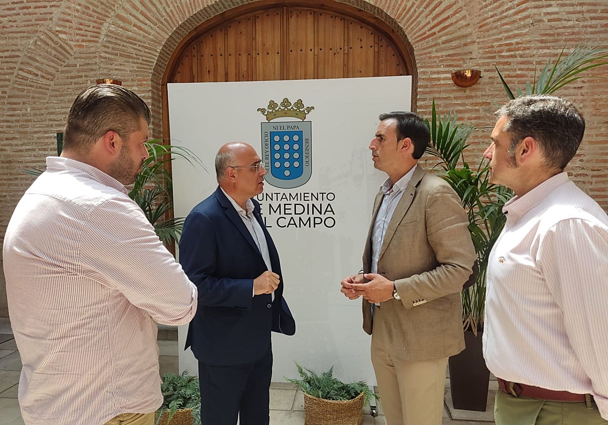 El subdelegado del Gobierno en Valladolid, Jacinto Canales, y el alcalde de Medina del Campo, Guzmán Gómez, en el centro este martes en la Villa del Tratado