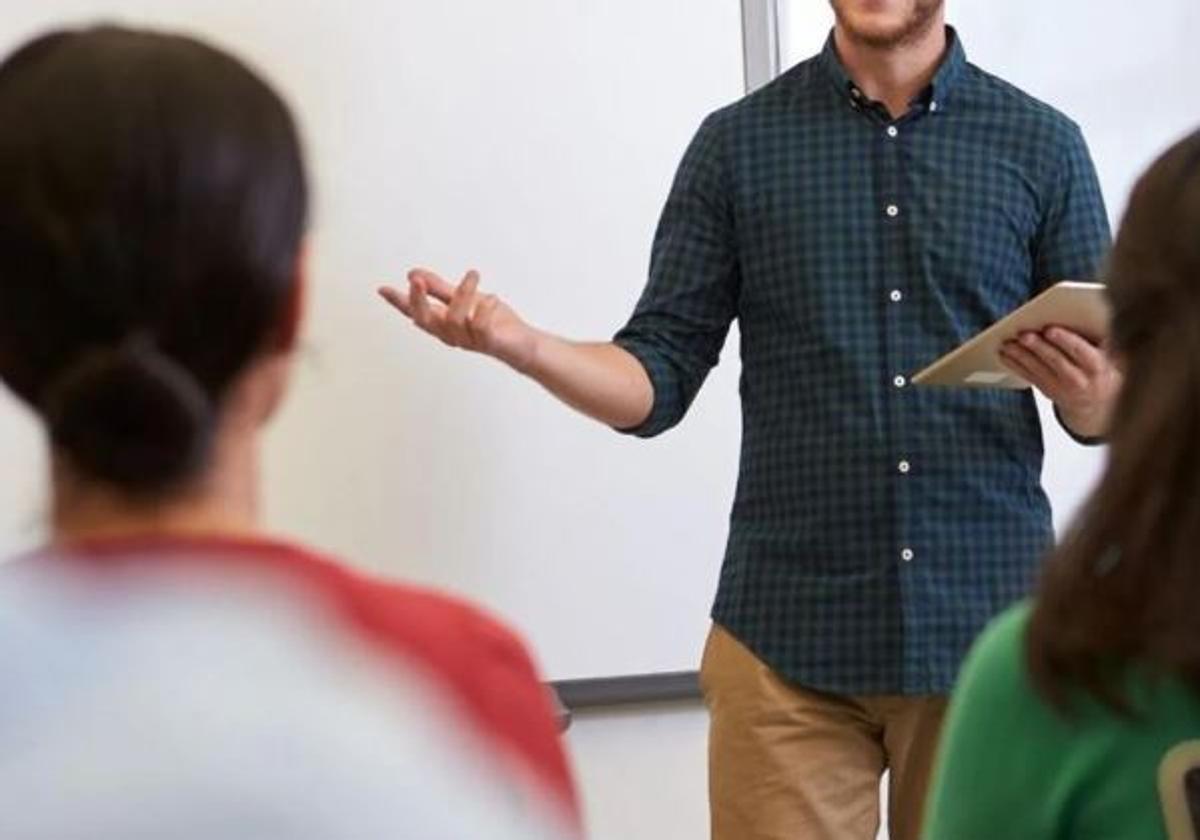 Un profesor en plena explicación a sus alumnos