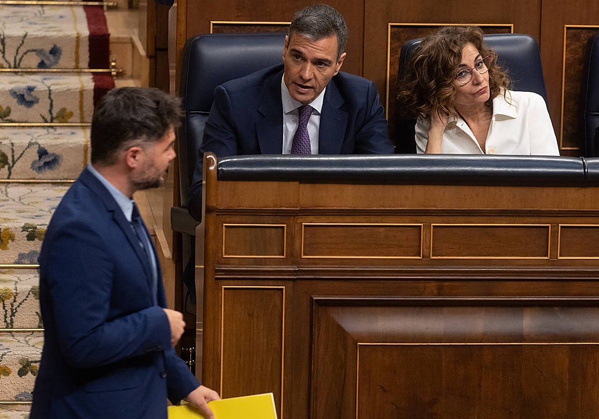 El portavoz de ERC en el Congreso, Gabriel Rufián, pasa delante de Pedro Sánchez y María Jesús Montero