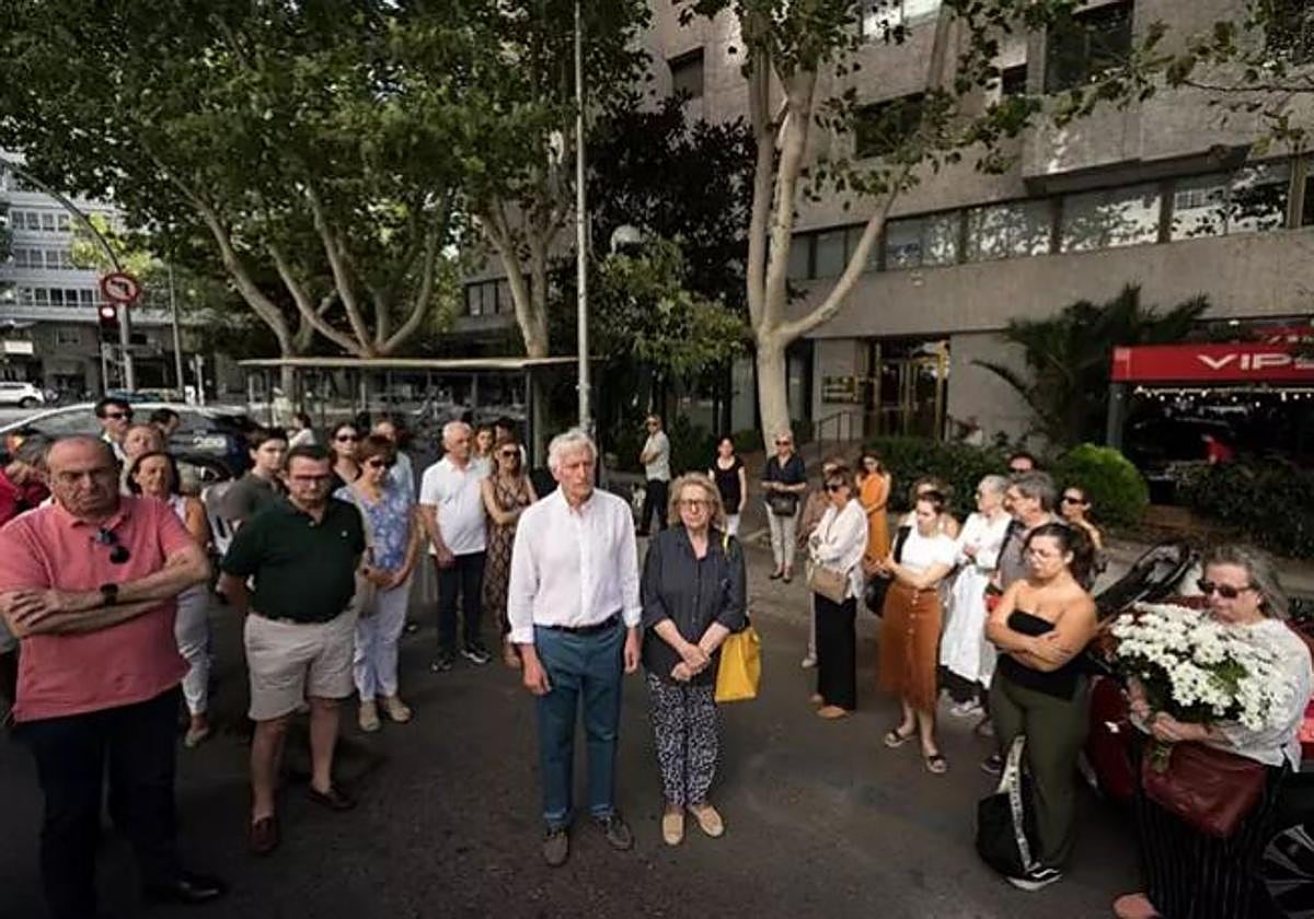 Varias personas durante una concentración silenciosa de duelo por la muerte de un hombre tras un concierto de Karol G