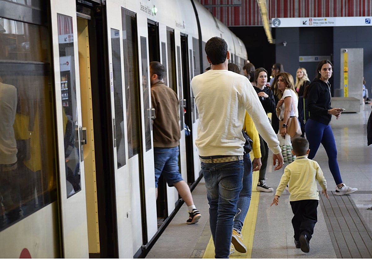 La Generalitat Valenciana amplía seis meses más la reducción del 50% en los abonos y títulos multiviaje del transporte público