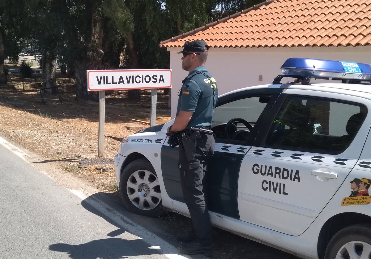 Un agente de la Guardia Civil en Villaviciosa de Córdoba