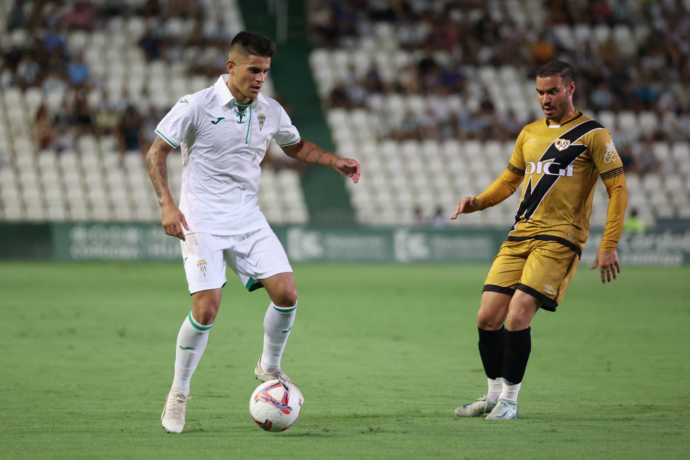 Las mejores imágenes del II Trofeo Puertas de Córdoba ante el Rayo Vallecano
