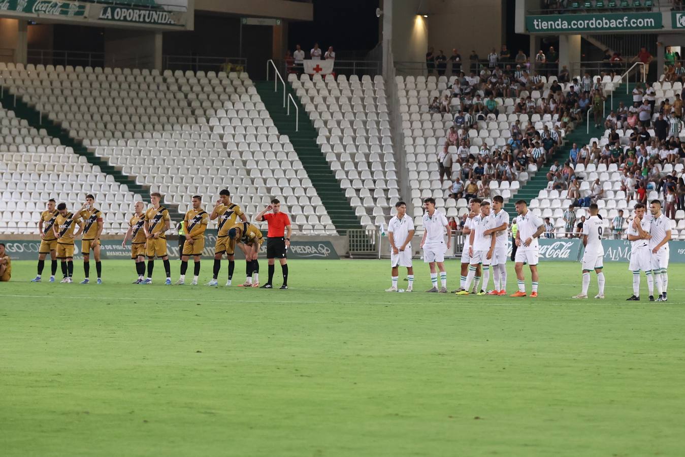 Las mejores imágenes del II Trofeo Puertas de Córdoba ante el Rayo Vallecano