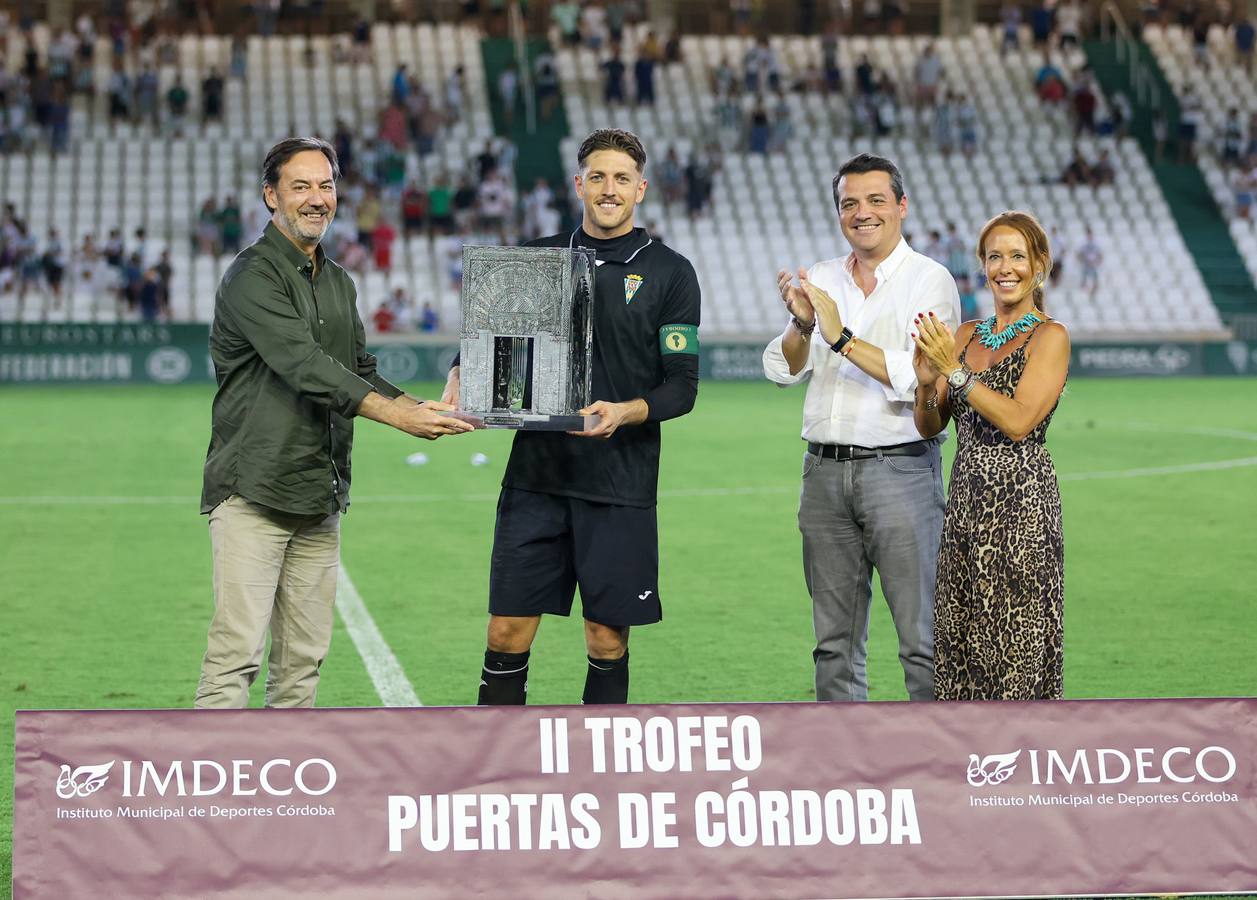 Las mejores imágenes del II Trofeo Puertas de Córdoba ante el Rayo Vallecano