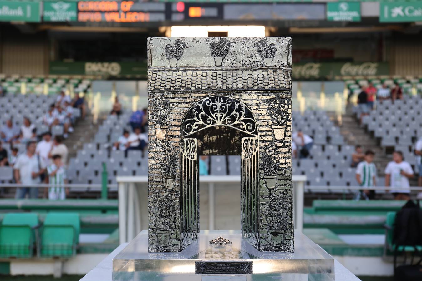 Las mejores imágenes del II Trofeo Puertas de Córdoba ante el Rayo Vallecano