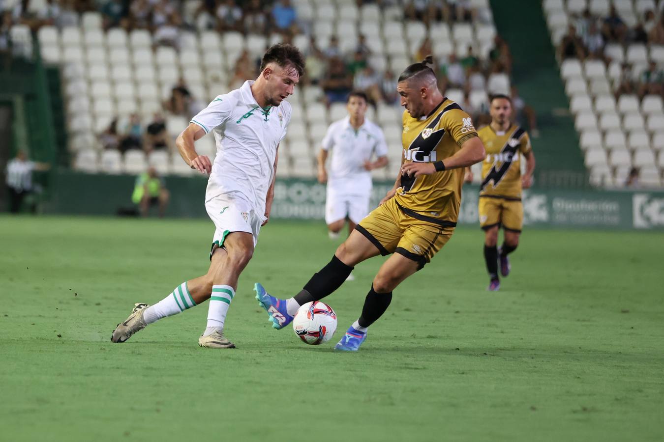Las mejores imágenes del II Trofeo Puertas de Córdoba ante el Rayo Vallecano