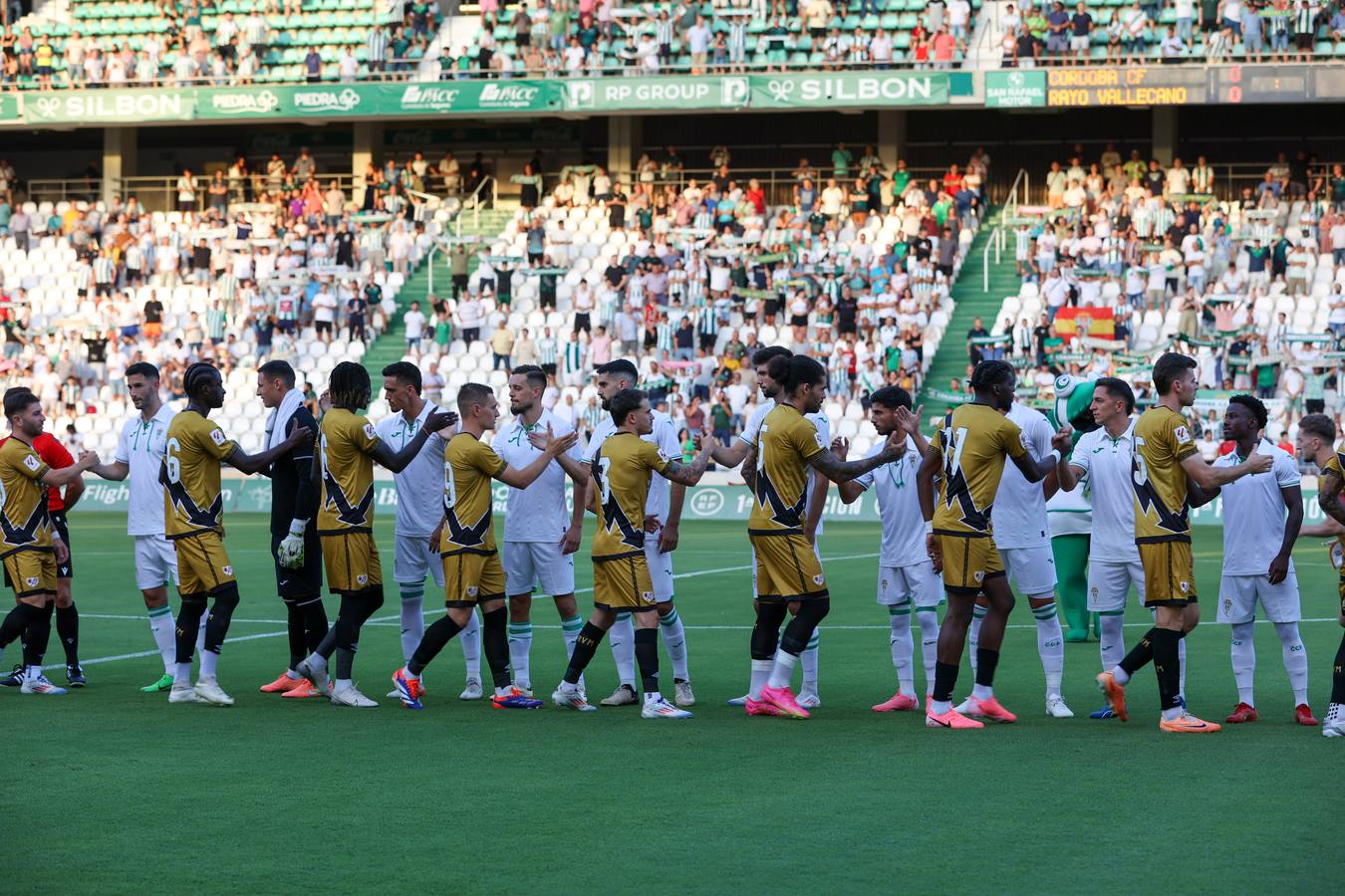 Las mejores imágenes del II Trofeo Puertas de Córdoba ante el Rayo Vallecano