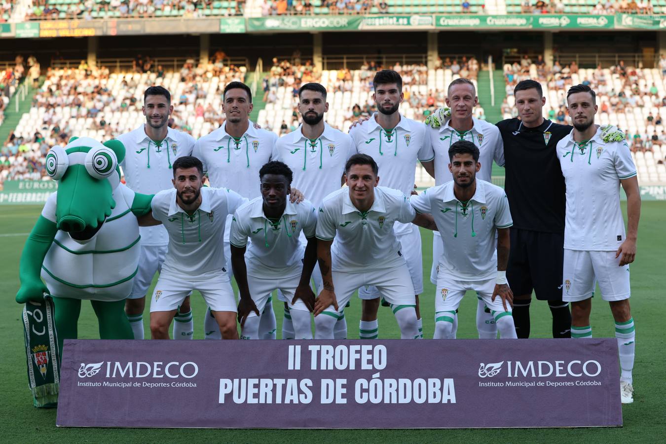 Las mejores imágenes del II Trofeo Puertas de Córdoba ante el Rayo Vallecano