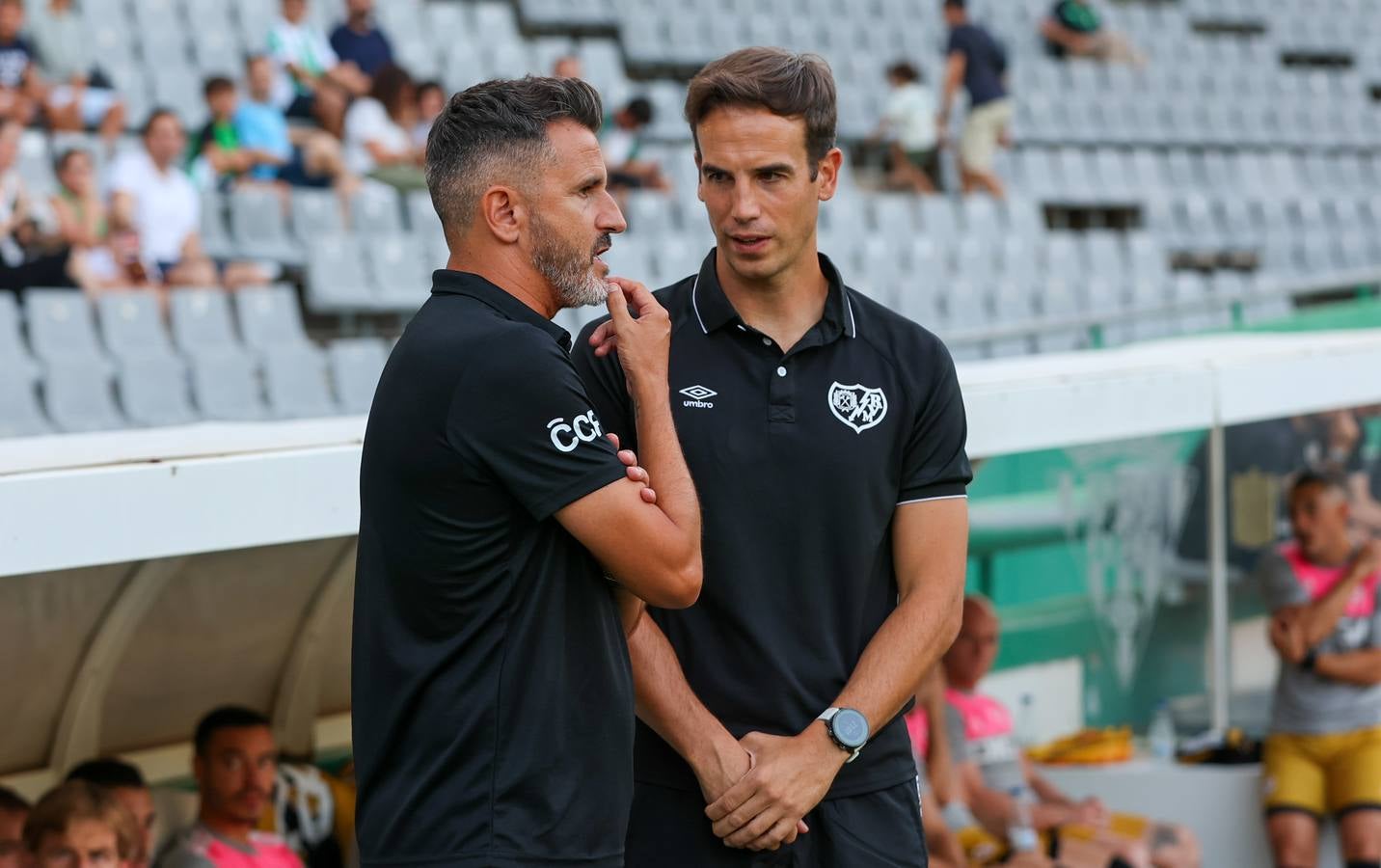 Las mejores imágenes del II Trofeo Puertas de Córdoba ante el Rayo Vallecano