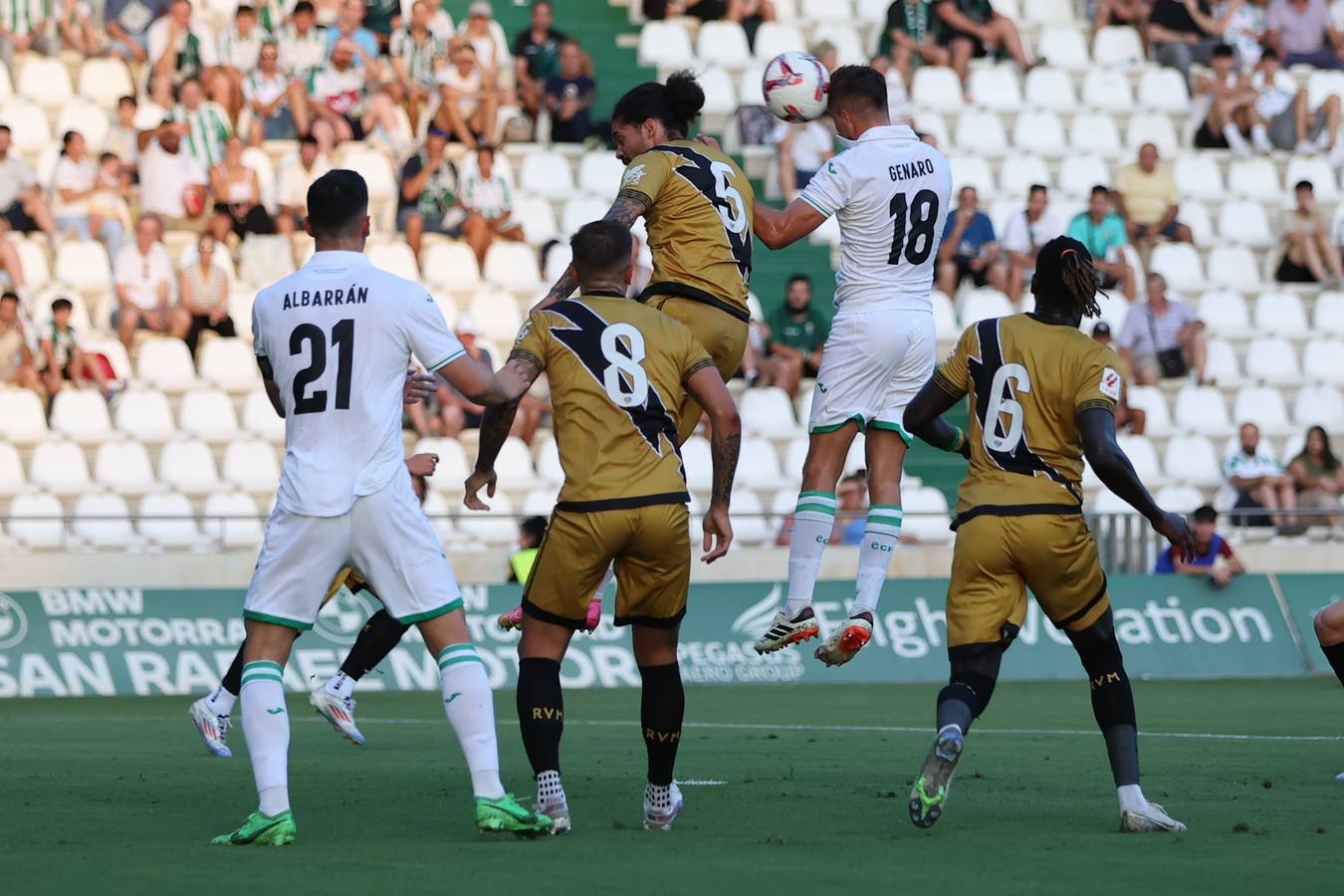 Las mejores imágenes del II Trofeo Puertas de Córdoba ante el Rayo Vallecano