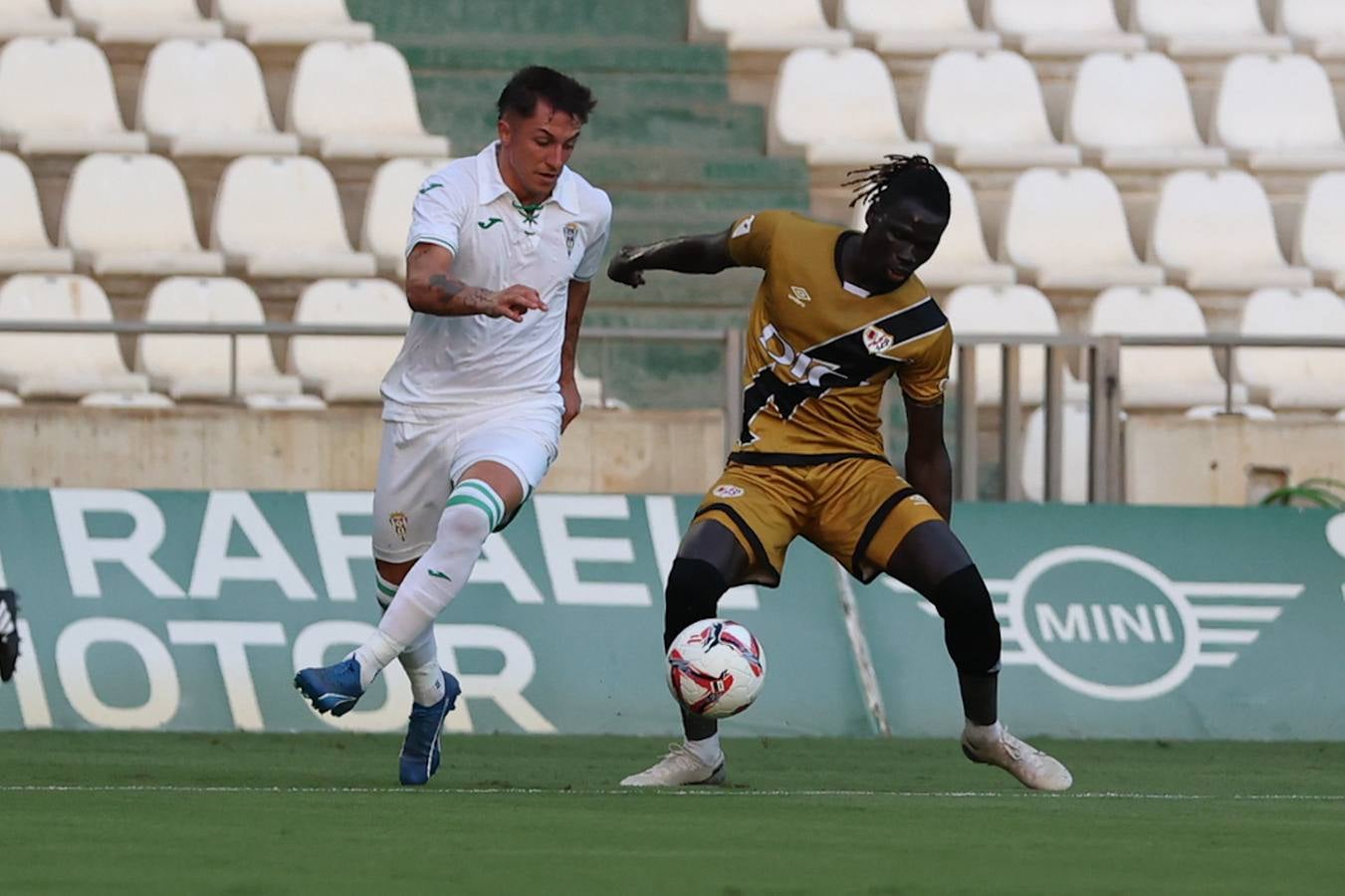 Las mejores imágenes del II Trofeo Puertas de Córdoba ante el Rayo Vallecano