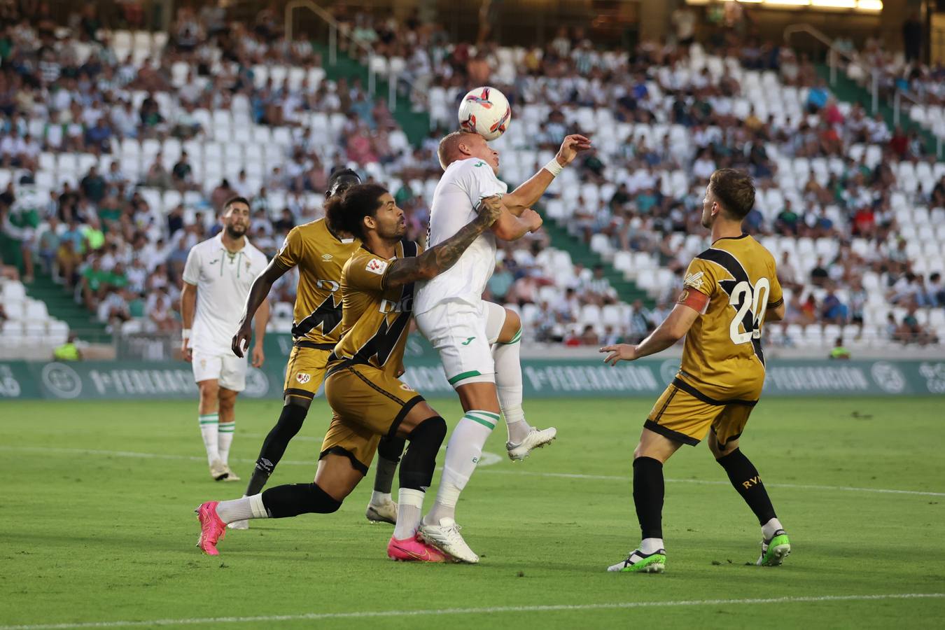 Las mejores imágenes del II Trofeo Puertas de Córdoba ante el Rayo Vallecano