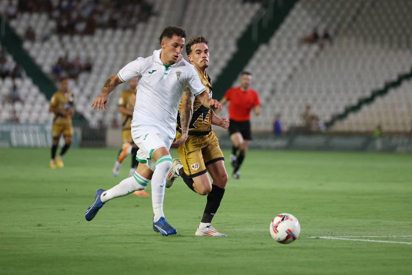 Las mejores imágenes del II Trofeo Puertas de Córdoba ante el Rayo Vallecano