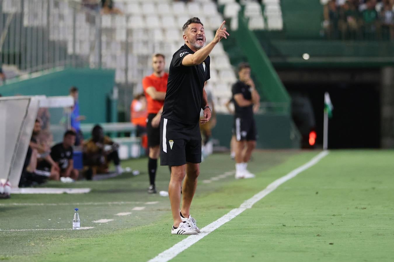 Las mejores imágenes del II Trofeo Puertas de Córdoba ante el Rayo Vallecano