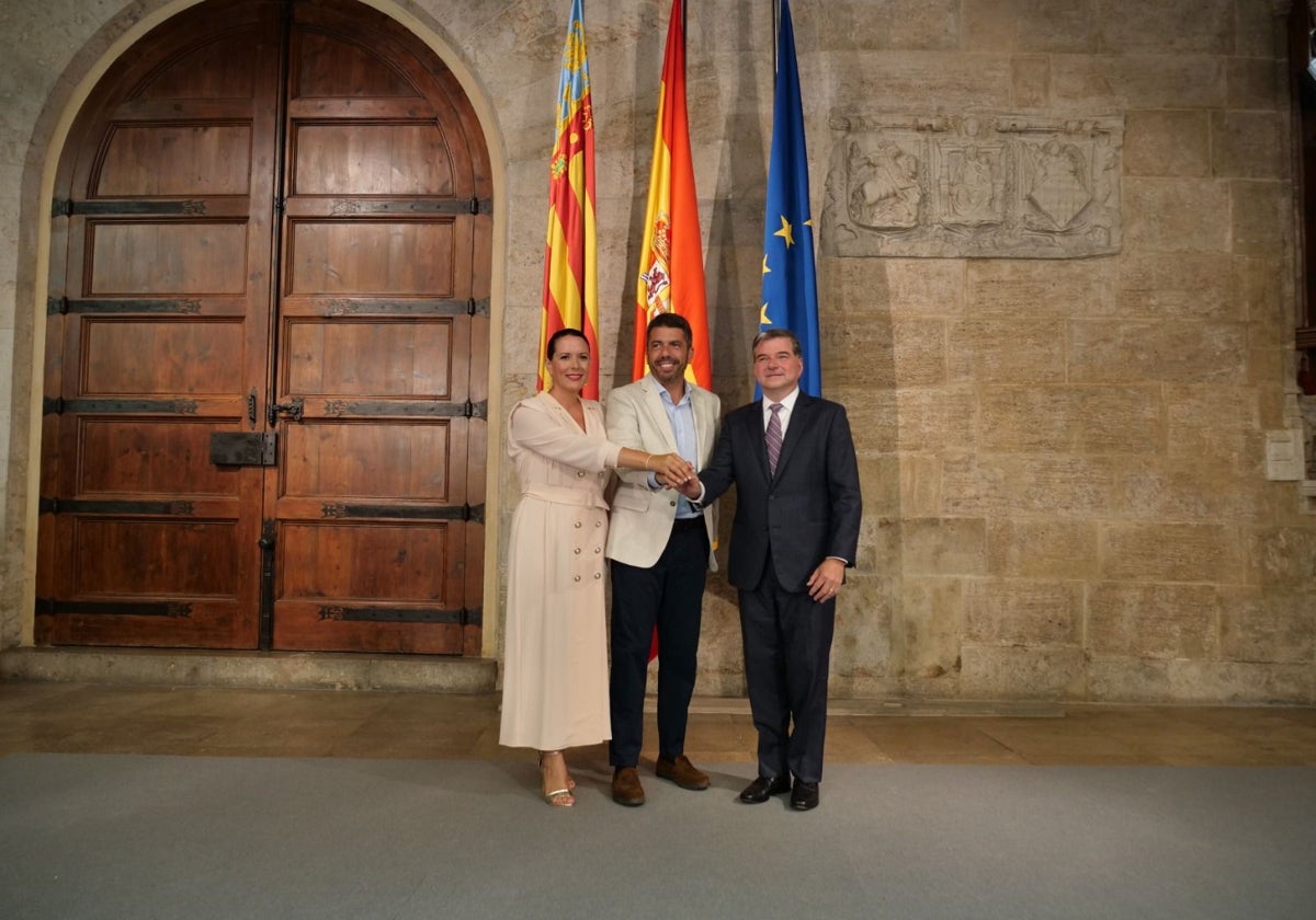 Imagen del presidente de la Generalitat Valenciana, Carlos Mazón; el vicepresidente corporativo de Cadena de Suministro Global y Calidad de Edwards, Joe Nuzzolese; y la alcaldesa de Moncada, Amparo Orts, este miércoles en el Palau