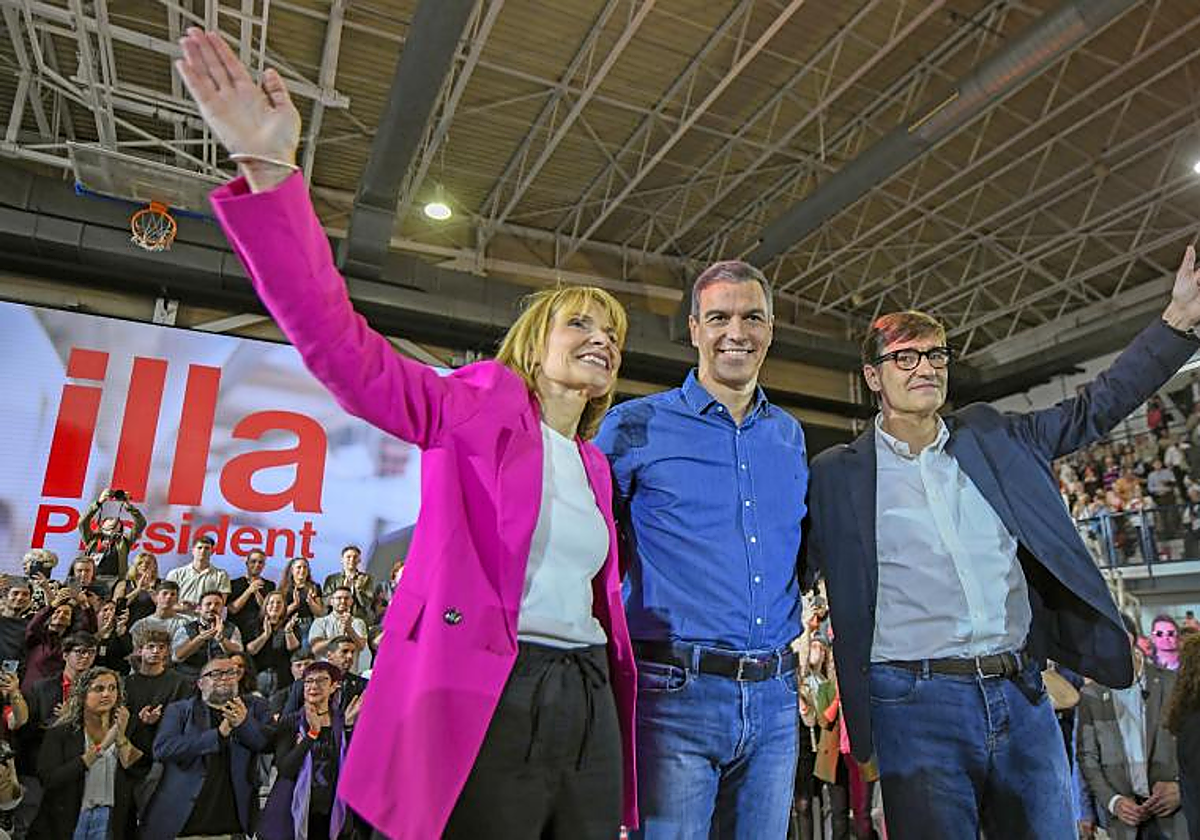 Lluïsa Moret, Pedro Sánchez y Salvador Illa, en un mitin electoral el 2 de mayo en Sant Boi de Llobregat (Barcelona)