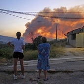 El incendio forestal de Benasau evoluciona «favorablemente» tras obligar a desalojar a un pueblo alicantino y a intervenir a la UME