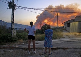 El incendio forestal de Benasau evoluciona «favorablemente» tras arrasar 327 hectáreas y obligar a desalojar a un pueblo alicantino