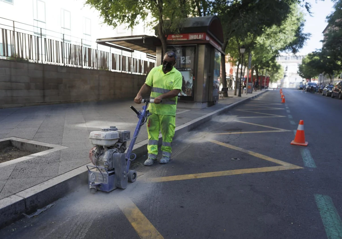 Operario elimina los aparcamientos habilitados en la calle de Moreto para buses turísticos, este miércoles