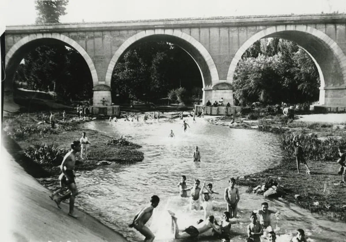 Bañistas en el entorno del Puente de los Franceses