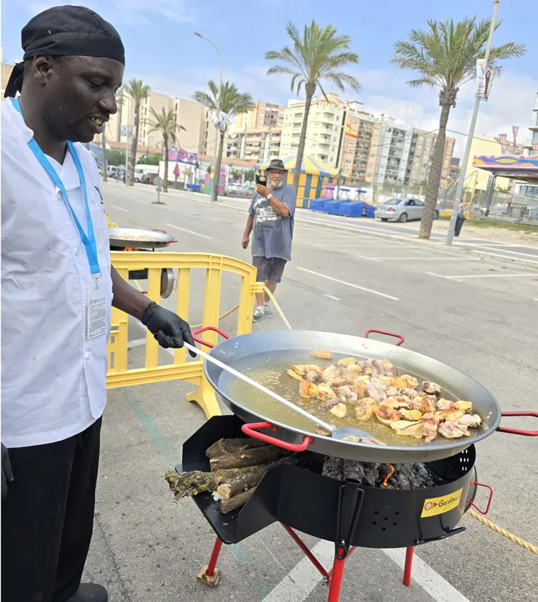 Adama prepara una paella valenciana