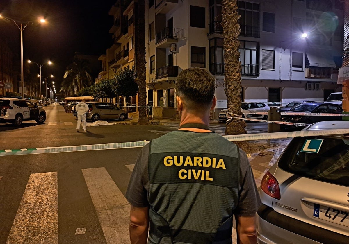 Imagen de un agente de la Guardia Civil frente a la escena del crimen en Carcaixent (Valencia)