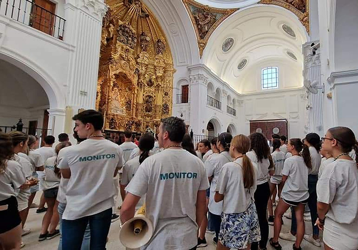 Jóvenes participantes en el encuentro de 2023 ante al Virgen del Rocio