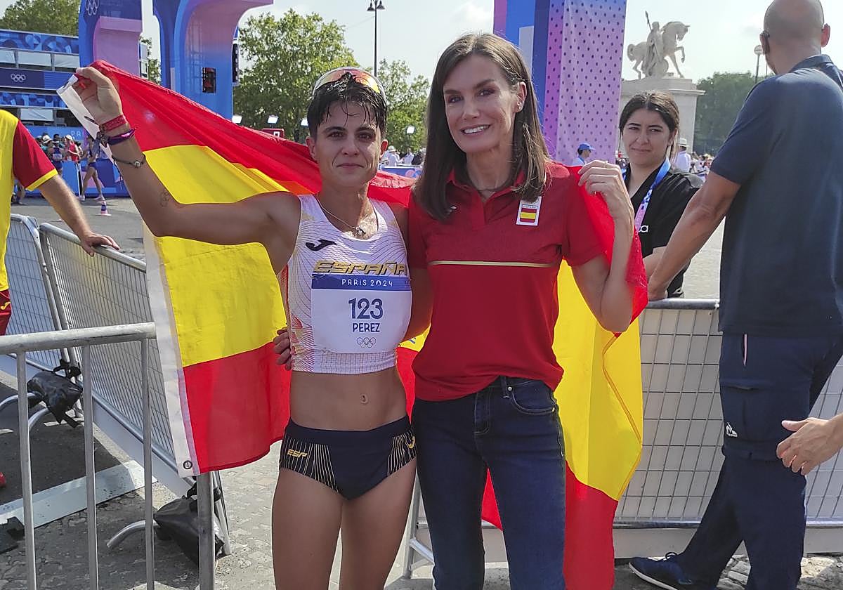 La reina Letizia posa junto a María Pérez, ganadora de la plata en los 20km marcha femeninos en los Juegos Olímpicos París