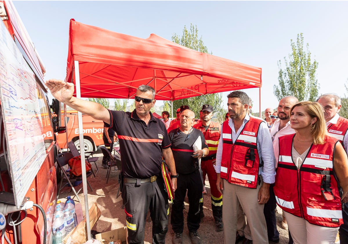 Carlos Mazón, durante su visita al Puesto de Mando Avanzado en el incendio de Benasau (Alicante)