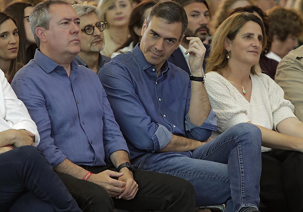 Pedro Sánchez, en un mitin en Sevilla el pasado mes de mayo, junto a Juan Espadas y Teresa Ribera