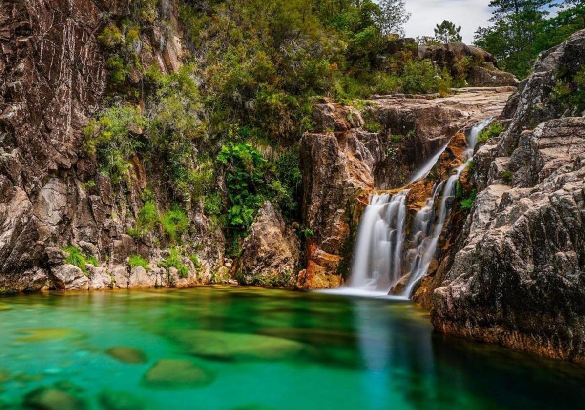 La desconocida reserva cerca de Galicia que es un paraíso de piscinas naturales y cascadas: dónde está y cómo llegar