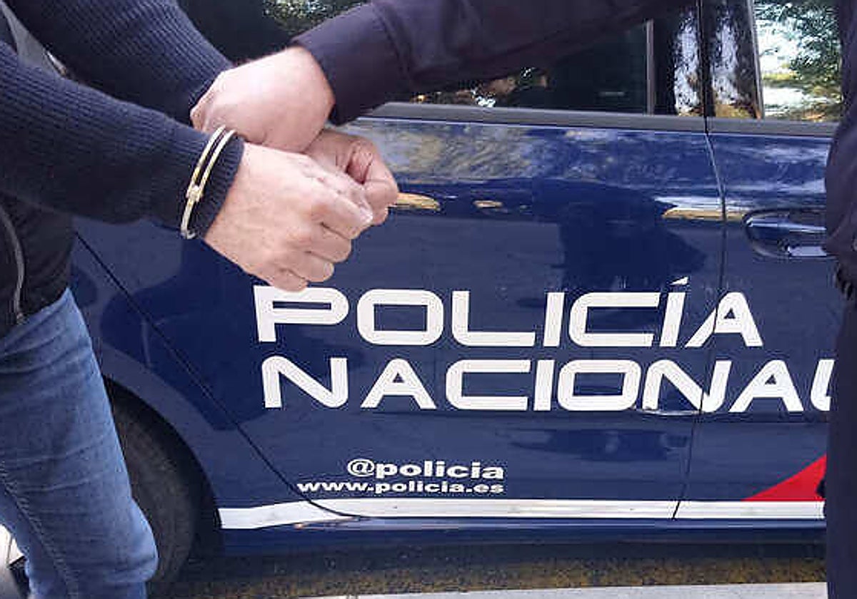 Un agente de la Policía Nacional detiene a un hombre en imagen de archivo