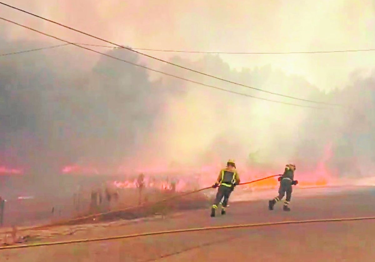 Labores de extinción del incendio en El Molar