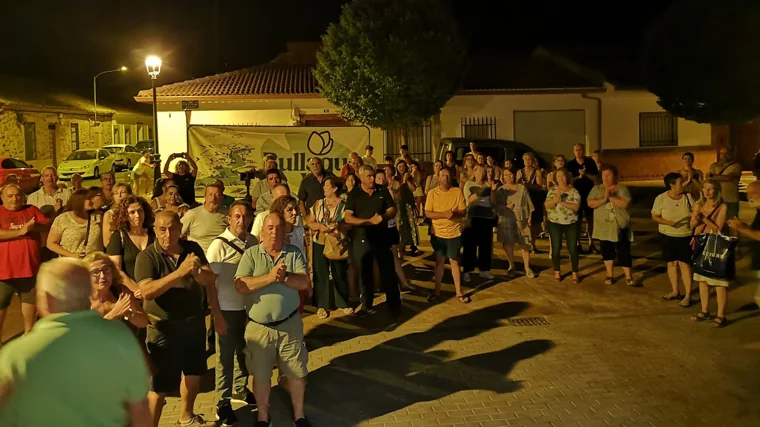 Protesta de vecinos a las puertas del Ayuntamiento de El Robledo (Ciudad Real) contra el proyecto de macrogranja de cerdos