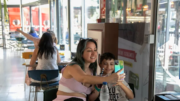 Turistas en el Mercado Victoria: un oasis en las tórridas tardes de la ciudad