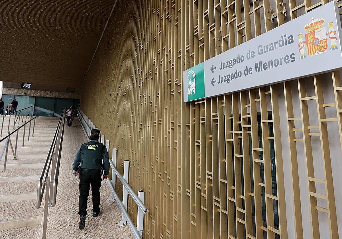 Un guardia civil accede a la Ciudad de la Justicia de Córdoba