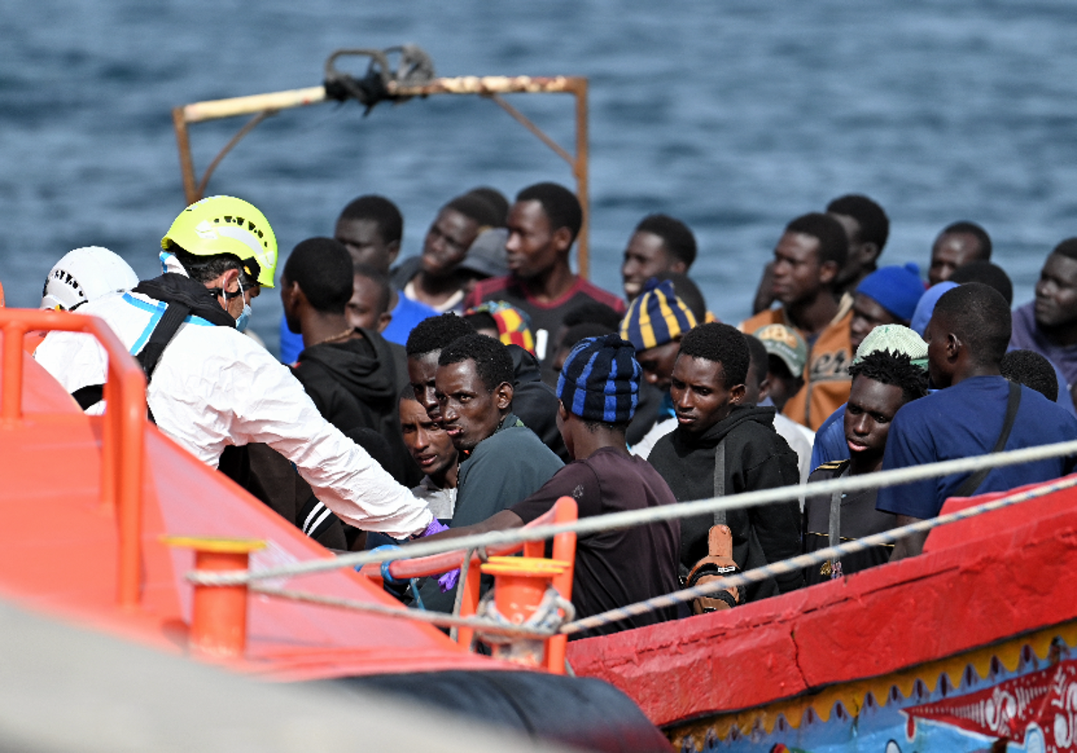 Salvamento Marítimo acompaña al puerto de la Restinga, en El Hierro, a un cayuco con 116 personas