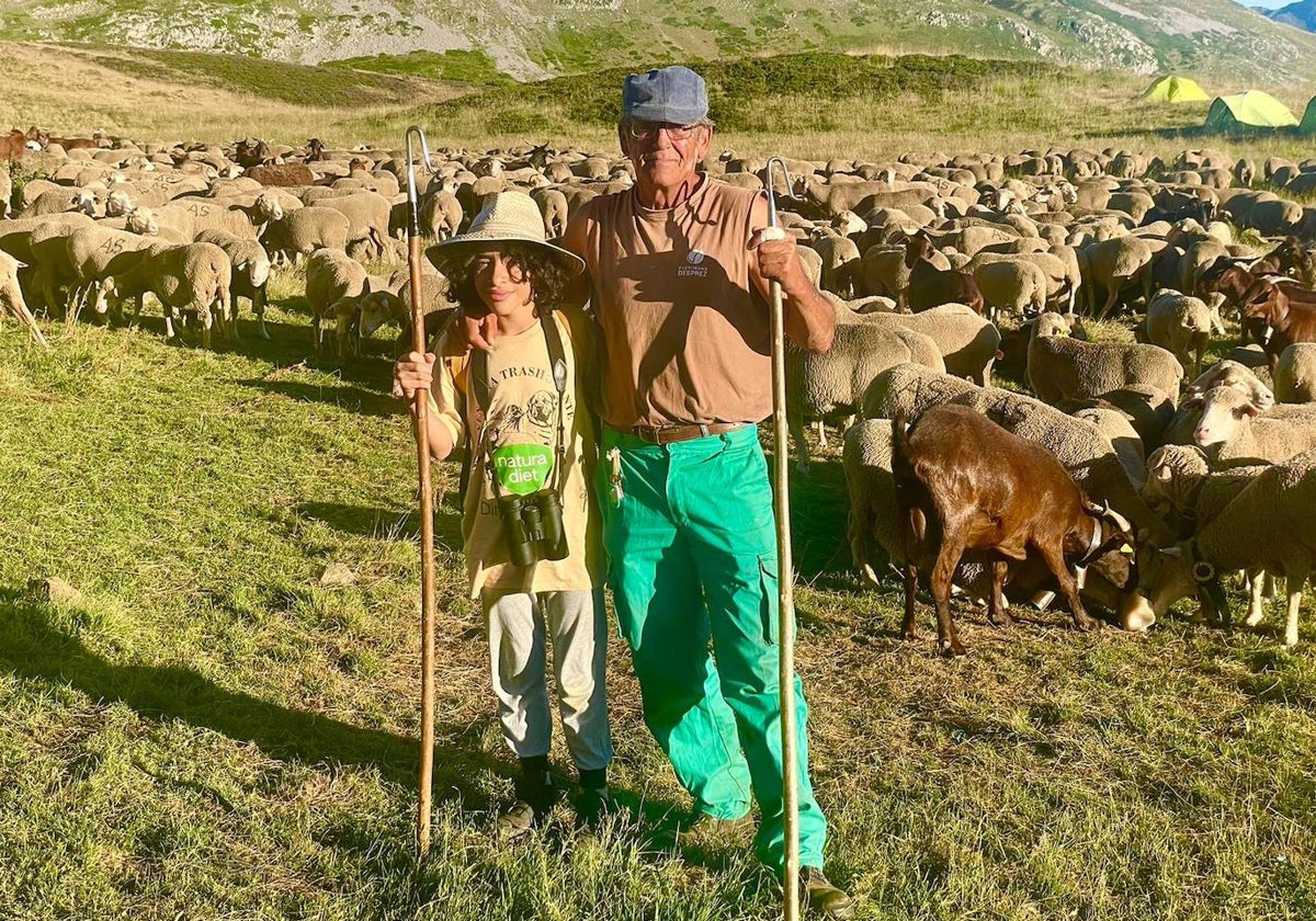 Nemesio, el pastor, con uno de los participantes de este campamento