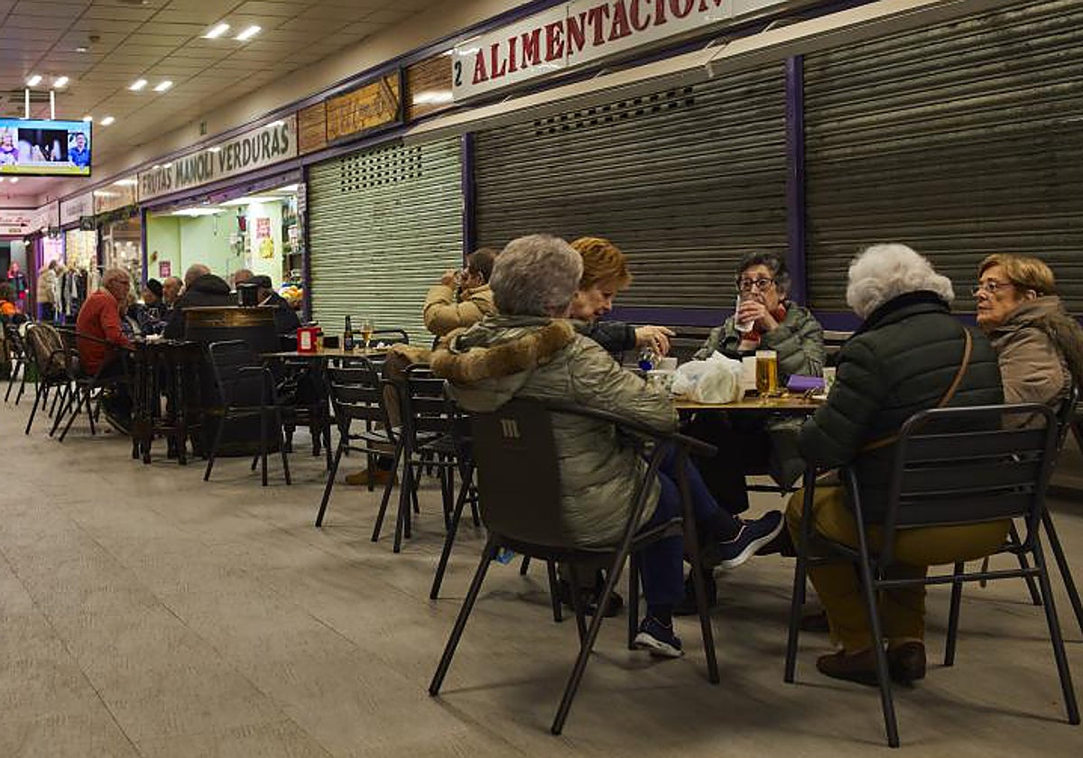 Varios comercios en una galería de Vallecas