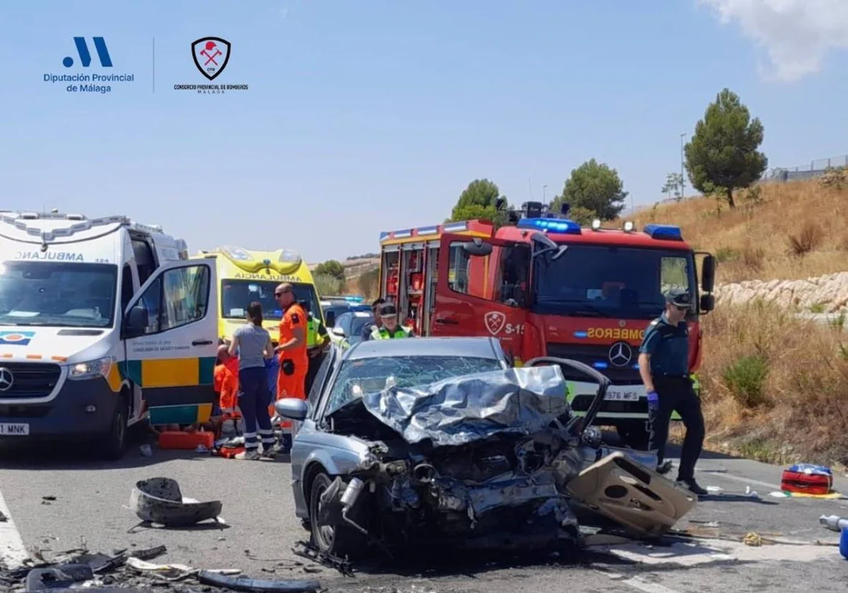 Efectivos de distintos cuerpos de seguridad, emergencias y sanitarios en el lugar del siniestro