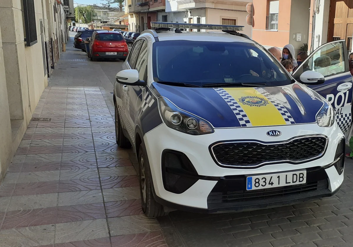 Imagen de un coche patrulla de la Policía Local de El Puig difundida por el Ayuntamiento valenciano en sus redes sociales