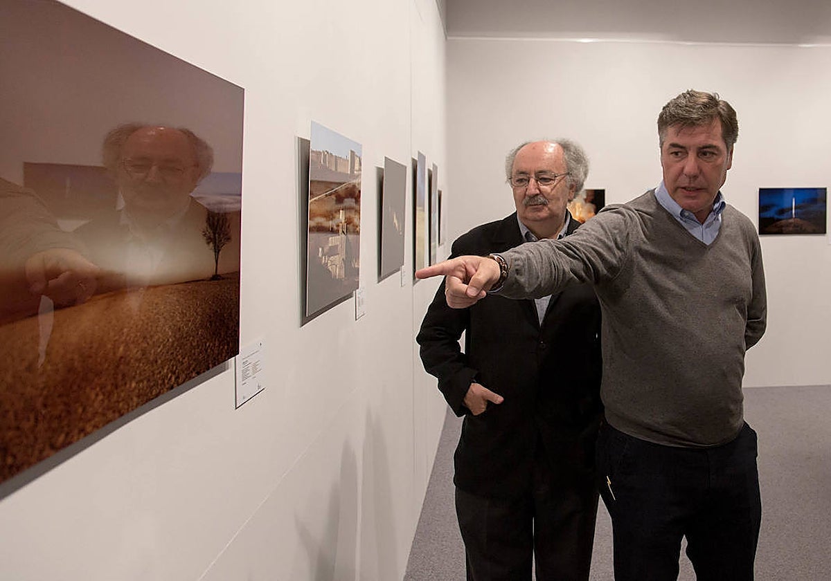 Gabriel Villamil, junto a Antonio Colinas en la inauguración de una exposición en Salamanca