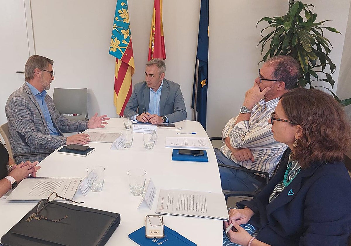 El conseller de Agricultura, Miguel Barrachina, en su reunión con el secretario autonómico de Representación ante la UE y las CCAA, Pablo Broseta