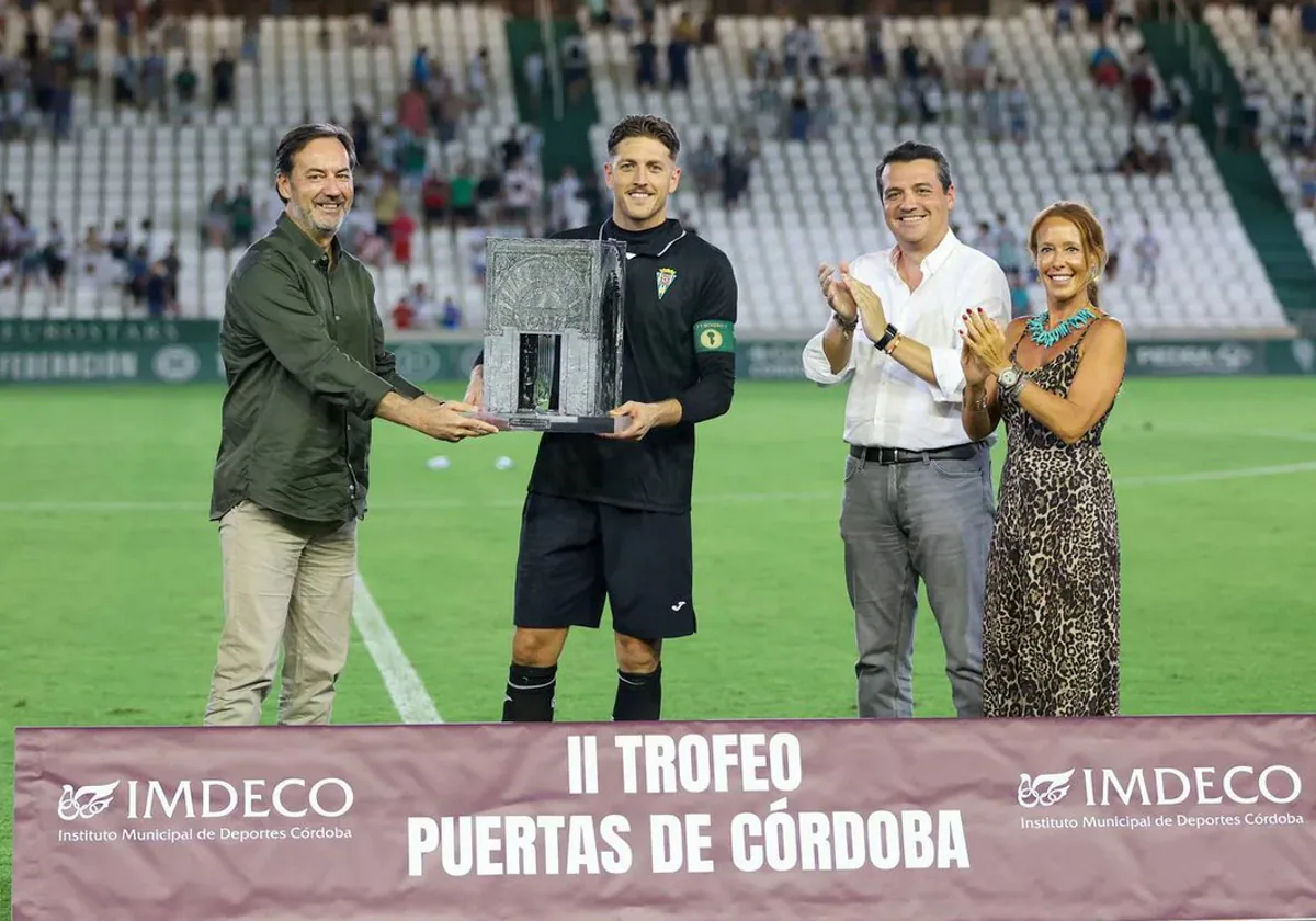 Carlos Marín recoge el II Trofeo Puertas de Córdoba como capitán del equipo