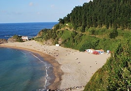 La playa del País Vasco con el único caserío marino de España y que guarda la historia de dos amantes: dónde está y cómo llegar